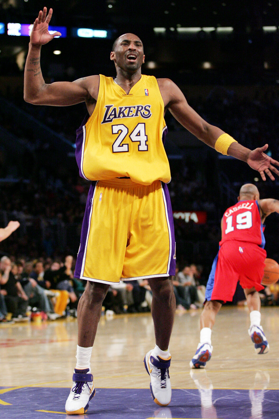 2007: Kobe Bryant records ninth 50-point game of season, most since Wilt Chamberlain